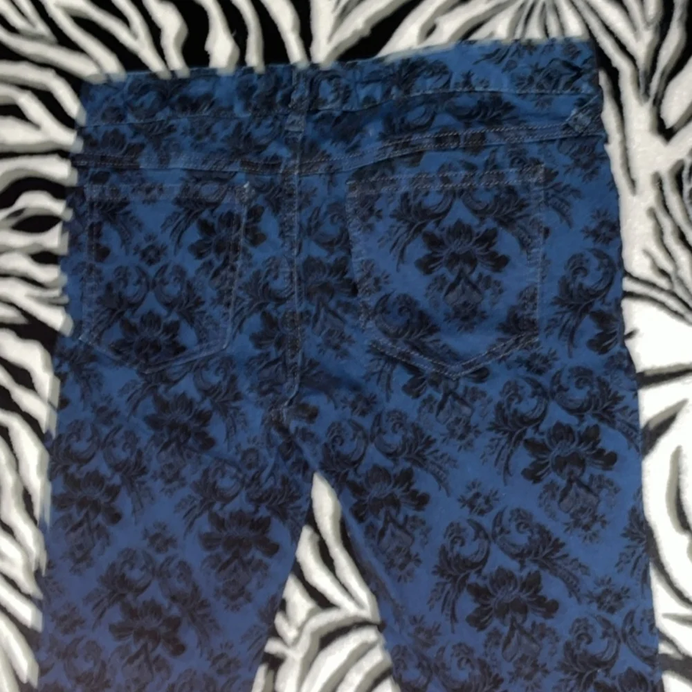 Free People Blue Jeans Black Velvet Detail Streetwear Casual Baddie Size 27 - Picture 3 of 4